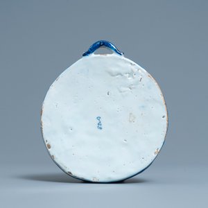 Een blauw-witte Delftse plaquette met reliëfdecor van putti met druiven, 18e eeuw — foto 2