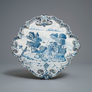 Een blauw-witte Delftse plaquette met romantisch decor, 18e eeuw — foto 1