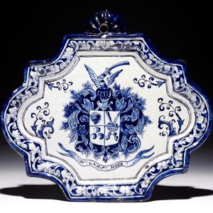 Een blauw-witte Delftse plaquette met wapenschild en tekstband "W. Lansheer", 1e helft 18e eeuw — foto 1
