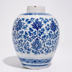 Een blauw-witte Delftse pot met decor van pioenslingers in Ming-stijl, eind 17e eeuw — foto 2