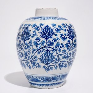 Een blauw-witte Delftse pot met decor van pioenslingers in Ming-stijl, eind 17e eeuw — foto 3