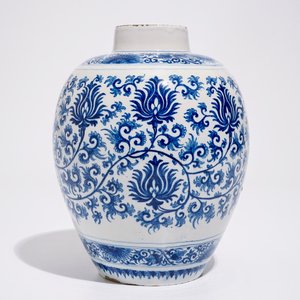 Een blauw-witte Delftse pot met decor van pioenslingers in Ming-stijl, eind 17e eeuw — foto 4