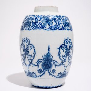 Een blauw-witte Delftse pot met ornamentaal chinoiseriedecor, eind 17e eeuw — foto 2