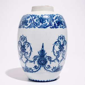 Een blauw-witte Delftse pot met ornamentaal chinoiseriedecor, eind 17e eeuw — foto 3