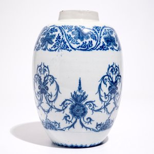 Een blauw-witte Delftse pot met ornamentaal chinoiseriedecor, eind 17e eeuw — foto 4