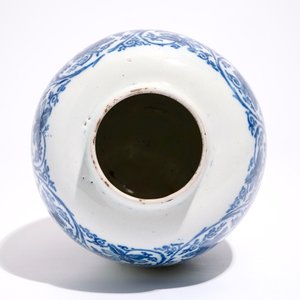 Een blauw-witte Delftse pot met ornamentaal chinoiseriedecor, eind 17e eeuw — foto 6