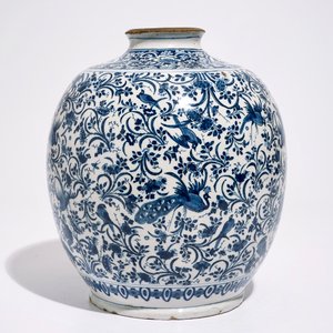 Een blauw-witte Delftse pot met pauwen tussen bloemenslingers, 17e eeuw — foto 2