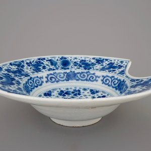 Een blauw-witte Delftse scheerkom, begin 18e eeuw — foto 2