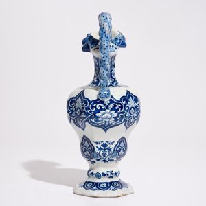 Een blauw-witte Delftse schenkkan met gedraaid oor, eind 17e eeuw — foto 5