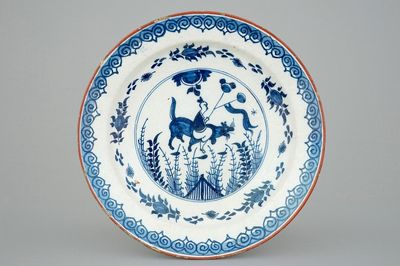 Een blauw-witte Delftse schotel met chinoiserie decor, 18e eeuw