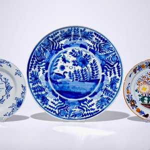 Een blauw-witte Delftse schotel met chinoiseriedecor, een spreukenbord en een polychroom floraal bord, 18e eeuw — foto 2
