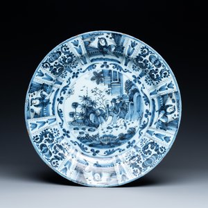Een blauw-witte Delftse schotel met chinoiseriedecor, eind 17e eeuw — foto 1