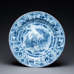 Een blauw-witte Delftse schotel met chinoiseriedecor, eind 17e eeuw — foto 1