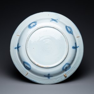 Een blauw-witte Delftse schotel met chinoiseriedecor, eind 17e eeuw — foto 2