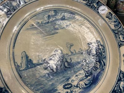 Een blauw-witte Delftse schotel met de ontvoering van Europa, 1e kwart 18e eeuw — foto 2