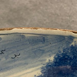 Een blauw-witte Delftse schotel met figuren in een landschap, 18e eeuw — foto 3