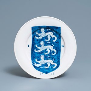 Een blauw-witte Delftse schotel met het wapen van Jacobus I van Engeland, gedat. 1698 — foto 1