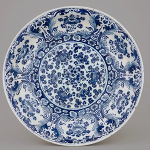 Een blauw-witte Delftse schotel met millefleurs decor, eind 17e eeuw — foto 1