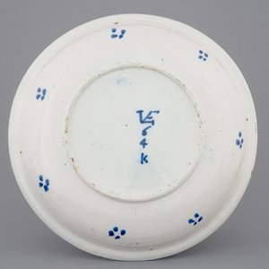 Een blauw-witte Delftse schotel met millefleurs decor, eind 17e eeuw — foto 2