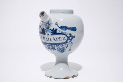 Een blauw-witte Delftse siroopkan "E5:Rad:Aper:", 18e eeuw