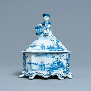 Een blauw-witte Delftse tabaksdoos met een jongen met een ton, 18e eeuw — foto 1
