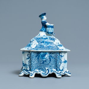 Een blauw-witte Delftse tabaksdoos met een jongen met een ton, 18e eeuw — foto 2