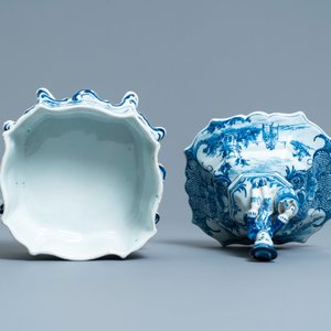Een blauw-witte Delftse tabaksdoos met een jongen met een ton, 18e eeuw — foto 5