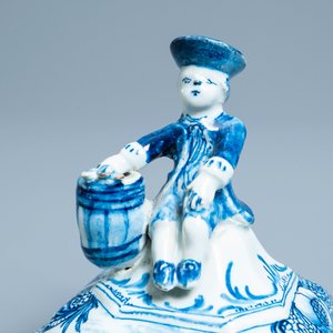 Een blauw-witte Delftse tabaksdoos met een jongen met een ton, 18e eeuw — foto 7
