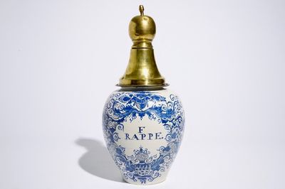 Een blauw-witte Delftse tabakspot met koperen deksel, 18e eeuw