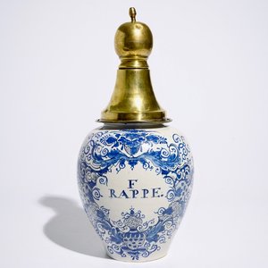Een blauw-witte Delftse tabakspot met koperen deksel, 18e eeuw — foto 1