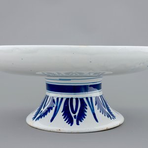 Een blauw-witte Delftse tazza op voet met een putto als valkenier, 18e eeuw — foto 3