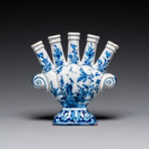 Een blauw-witte Delftse tulpenvaas met chinoiserie decor, 18e eeuw — foto 3