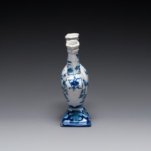 Een blauw-witte Delftse tulpenvaas met chinoiserie decor, 18e eeuw — foto 4