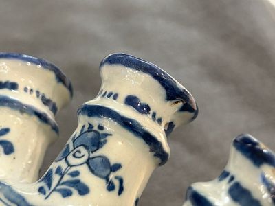 Een blauw-witte Delftse tulpenvaas met fijn floraal decor, 18e eeuw — foto 3