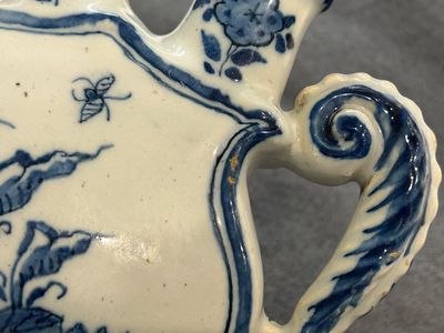 Een blauw-witte Delftse tulpenvaas met fijn floraal decor, 18e eeuw — foto 5