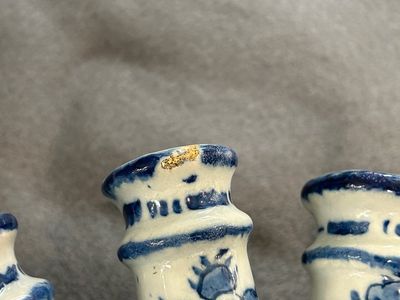 Een blauw-witte Delftse tulpenvaas met fijn floraal decor, 18e eeuw — foto 8