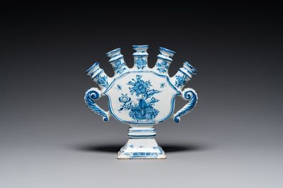 Een blauw-witte Delftse tulpenvaas met fijn floraal decor, 18e eeuw