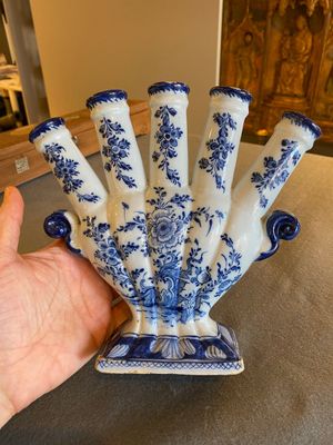 Een blauw-witte Delftse tulpenvaas met floraal decor, 18e eeuw — foto 1