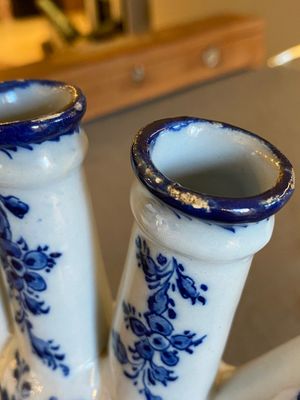 Een blauw-witte Delftse tulpenvaas met floraal decor, 18e eeuw — foto 7