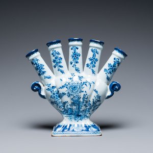 Een blauw-witte Delftse tulpenvaas met floraal decor, 18e eeuw — foto 1