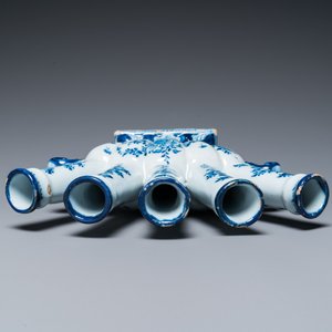 Een blauw-witte Delftse tulpenvaas met floraal decor, 18e eeuw — foto 5