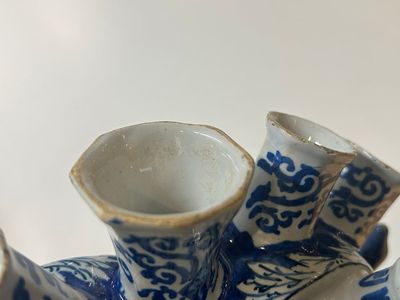 Een blauw-witte Delftse tulpenvaas met pauwen in een tuin, 17/18e eeuw — foto 2