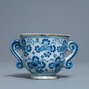 Een blauw-witte Delftse twee-orige beker, 18e eeuw — foto 1