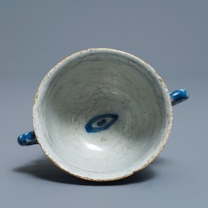 Een blauw-witte Delftse twee-orige beker, 18e eeuw — foto 5