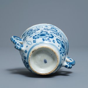 Een blauw-witte Delftse twee-orige beker, 18e eeuw — foto 6