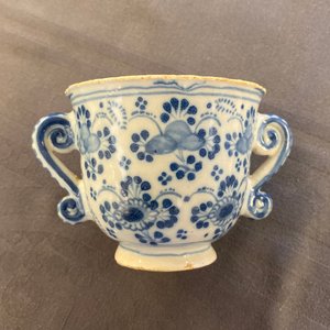 Een blauw-witte Delftse twee-orige beker, 18e eeuw — foto 8
