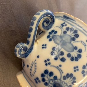 Een blauw-witte Delftse twee-orige beker, 18e eeuw — foto 9