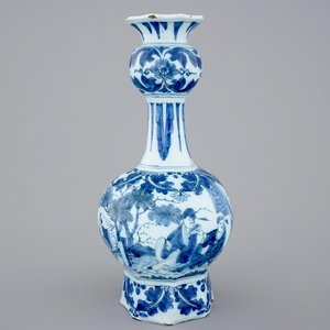 Een blauw-witte Delftse vaas met chinoiseriedecor, eind 17e eeuw — foto 1