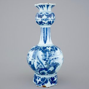 Een blauw-witte Delftse vaas met chinoiseriedecor, eind 17e eeuw — foto 2
