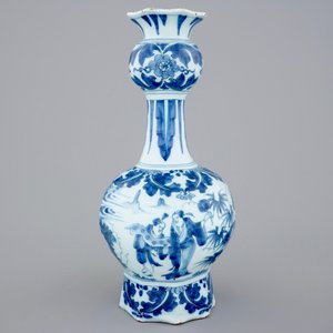 Een blauw-witte Delftse vaas met chinoiseriedecor, eind 17e eeuw — foto 3